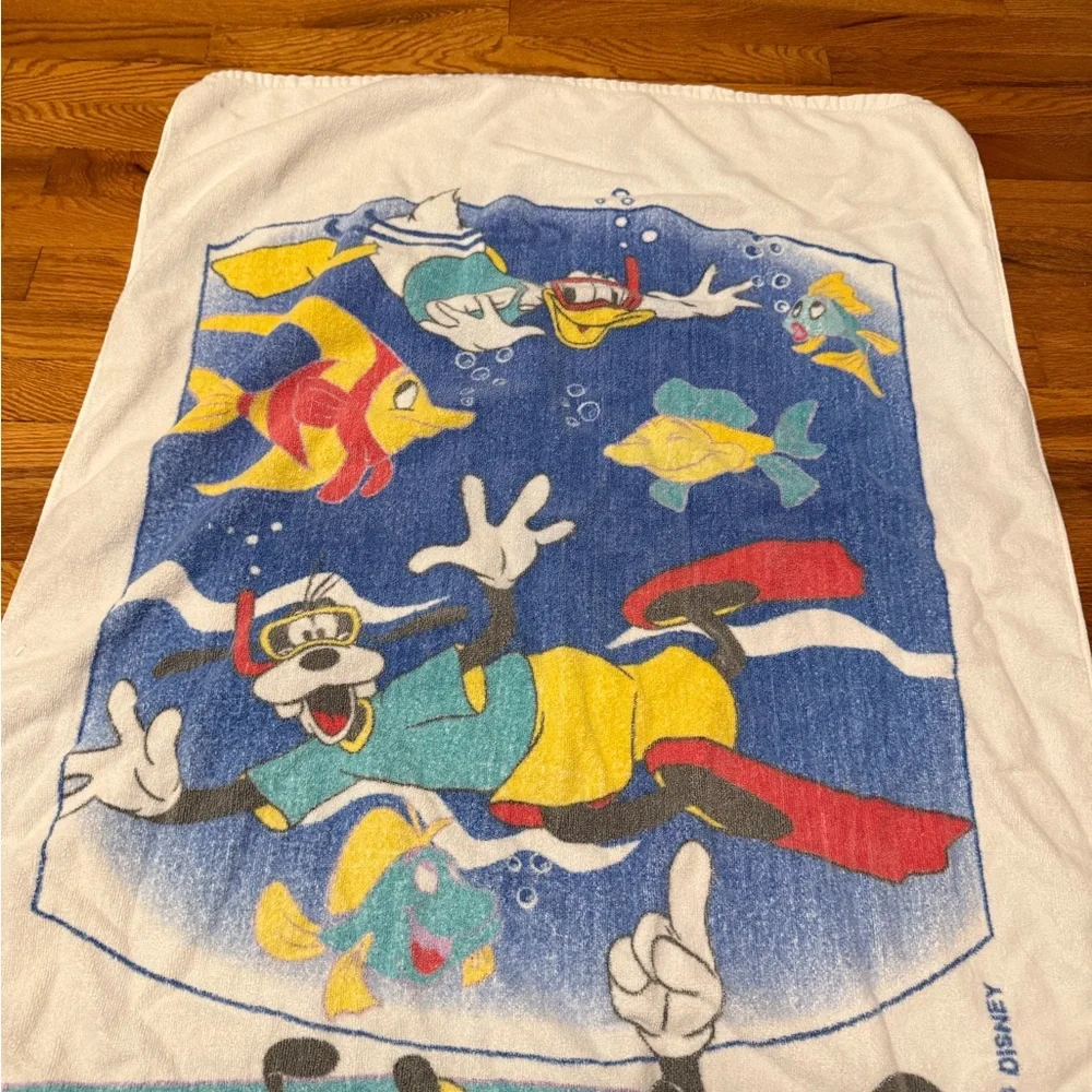 90s Disney Scuba Diving Towel Beach collectible Disneyland goofy Mickey Mouse